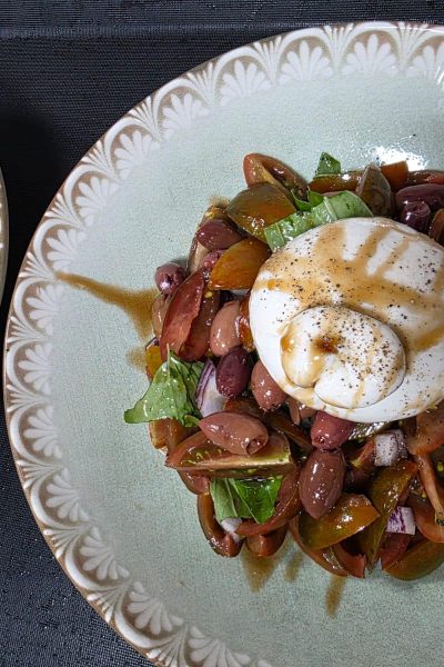 סלט עם גבינה בפיצה די קלאס