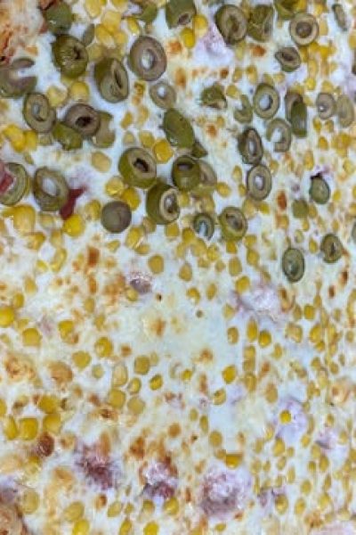 פיצה עם תוספת זיתים ותירס במעלות