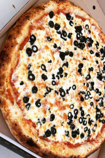 פיצה עם תוספת זיתים שחורים והרבה גבינה בפקיעין