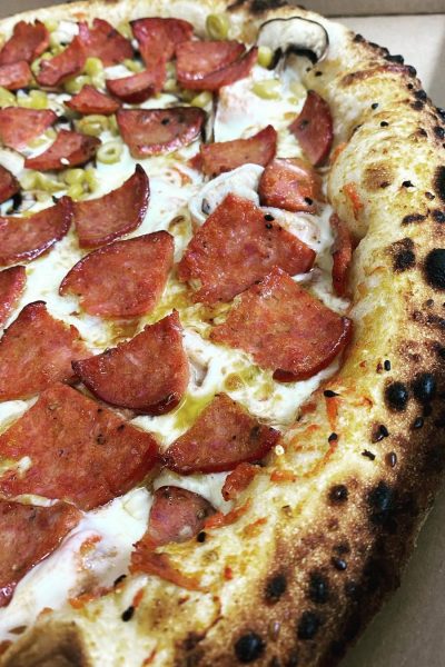 פיצה פפרוני עם גבינה באזור מושב חוסן